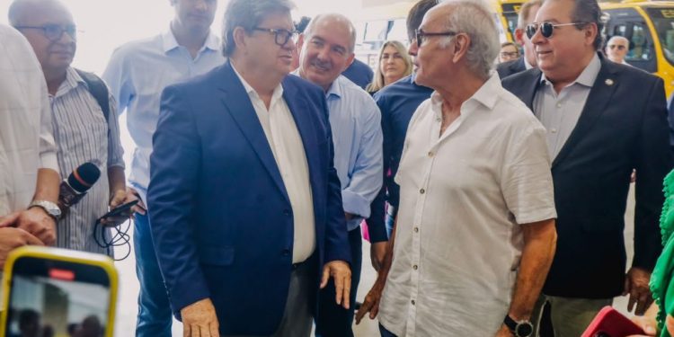 Cícero participa de entrega de ônibus escolares pelo Governo do Estado