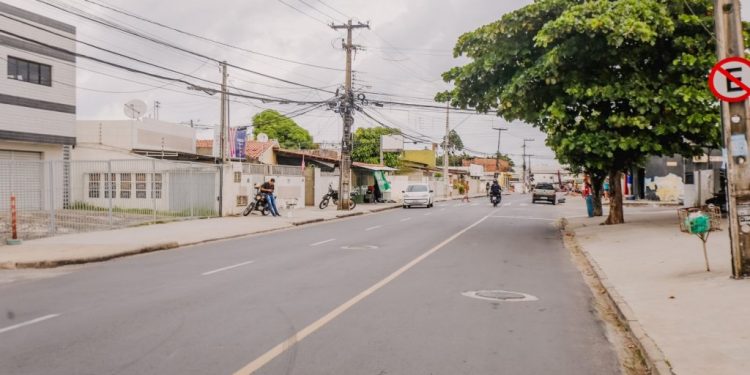 Cícero entrega obras no José Américo e autoriza iluminação em LED nas Laranjeiras
