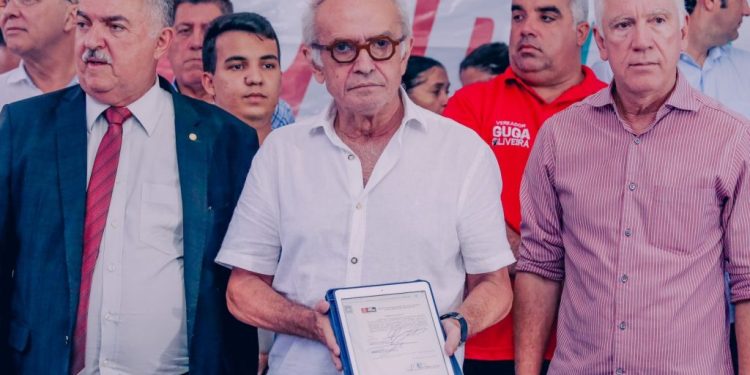 Cícero entrega obras no José Américo e autoriza iluminação em LED nas Laranjeiras