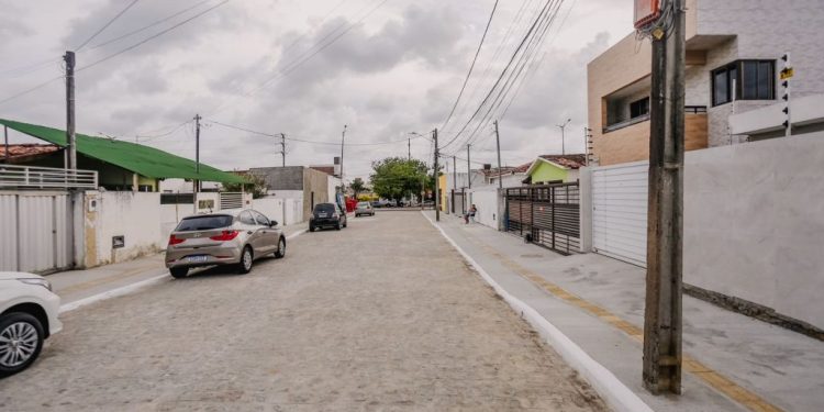 Cícero entrega obras no José Américo e autoriza iluminação em LED nas Laranjeiras
