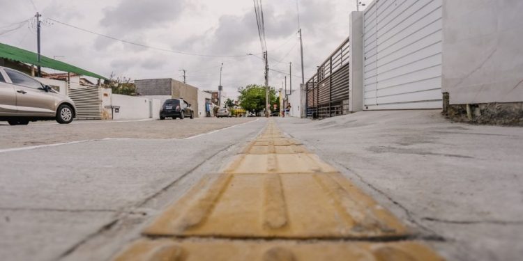 Cícero entrega obras no José Américo e autoriza iluminação em LED nas Laranjeiras