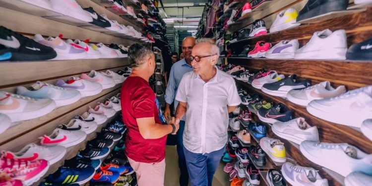 Prefeito toma café com lojistas do 4&400 e discute melhorias para o shopping