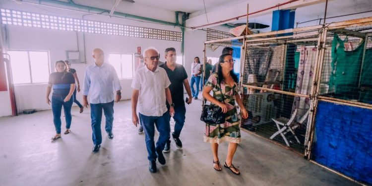 Prefeito toma café com lojistas do 4&400 e discute melhorias para o shopping