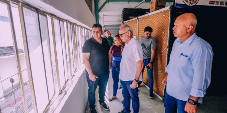 Prefeito toma café com lojistas do 4&400 e discute melhorias para o shopping