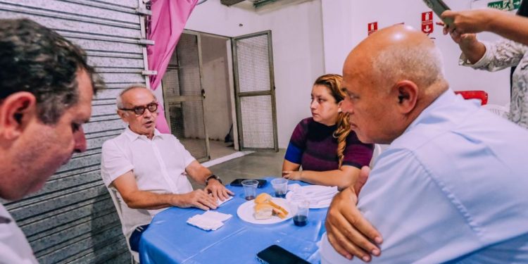 Prefeito toma café com lojistas do 4&400 e discute melhorias para o shopping