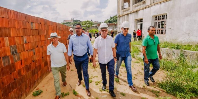 Cícero Lucena autoriza obras de manutenção do Hotel Globo
