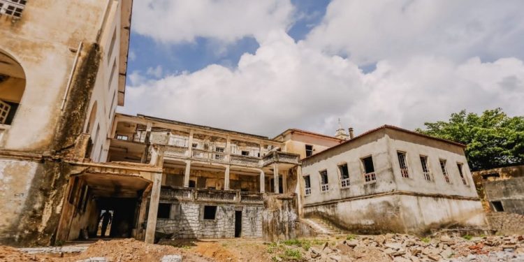 Cícero Lucena autoriza obras de manutenção do Hotel Globo