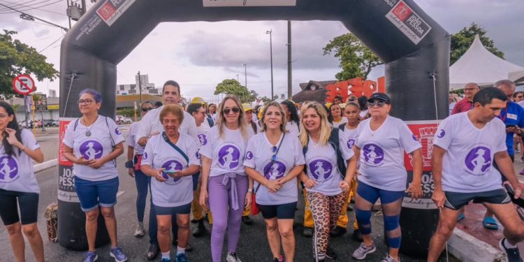 Cícero participa de caminhada pelo Dia da Mulher e divulga arrecadação de absorventes