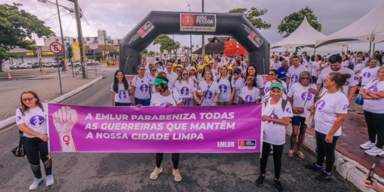 Cícero participa de caminhada pelo Dia da Mulher e divulga arrecadação de absorventes