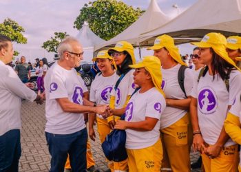 Cícero participa de caminhada pelo Dia da Mulher e divulga arrecadação de absorventes