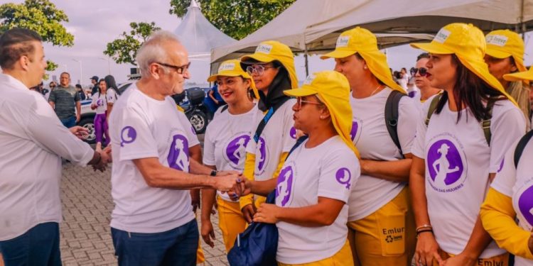 Cícero participa de caminhada pelo Dia da Mulher e divulga arrecadação de absorventes