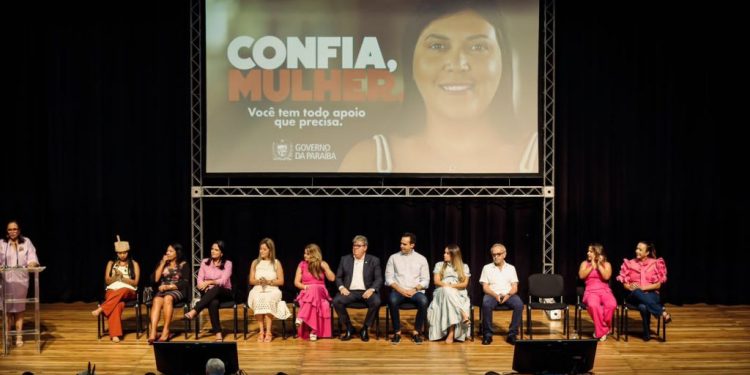 Cícero acompanha João no lançamento de programação alusiva ao mês da mulher