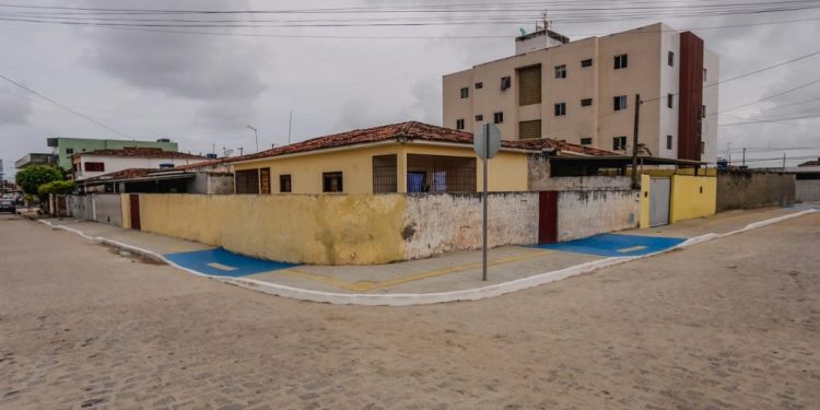 Cícero Lucena entrega quatro ruas pavimentadas no João Paulo II