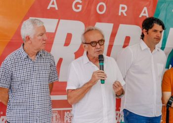 Cícero Lucena entrega quatro ruas pavimentadas no João Paulo II