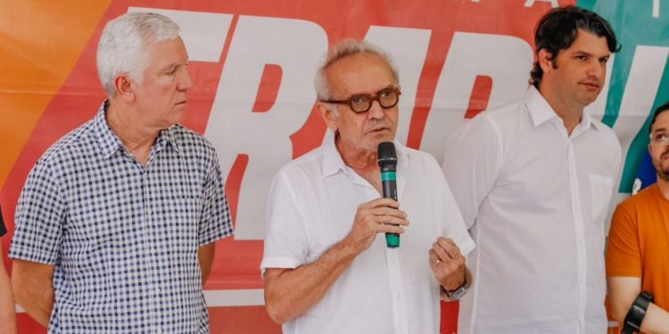 Cícero Lucena entrega quatro ruas pavimentadas no João Paulo II