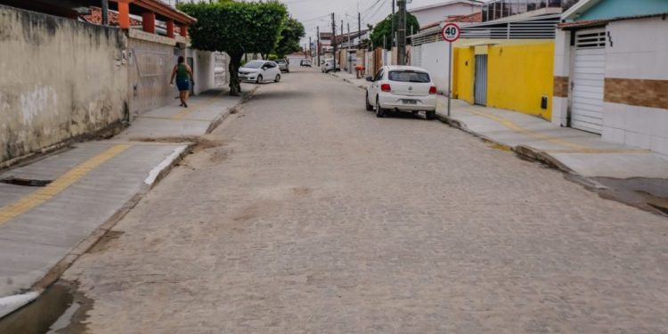 Cícero Lucena entrega quatro ruas pavimentadas no João Paulo II
