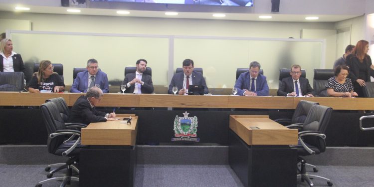 ALPB debate novo piso salarial da enfermagem na Paraíba durante audiência pública