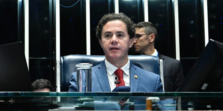 Veneziano preside sessão do Senado e destaca tecnologia de reuso de água desenvolvida pelo Instituto do Semiárido