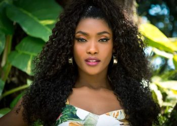Atriz Érika Januza interpreta Maria no espetáculo da Paixão de Cristo em João Pessoa