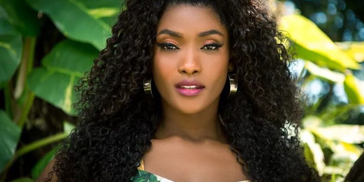 Atriz Érika Januza interpreta Maria no espetáculo da Paixão de Cristo em João Pessoa