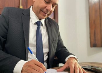 Prefeito de Santa Rita sanciona novo piso salarial dos agentes de saúde e combate às endemias