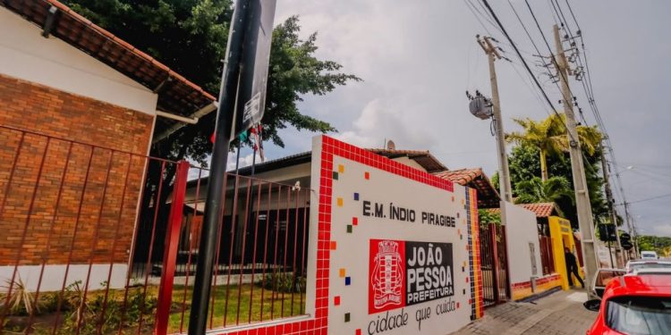 Em Mangabeira, Cícero entrega 16ª unidade educacional reestruturada pela gestão
