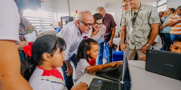 Em Mangabeira, Cícero entrega 16ª unidade educacional reestruturada pela gestão