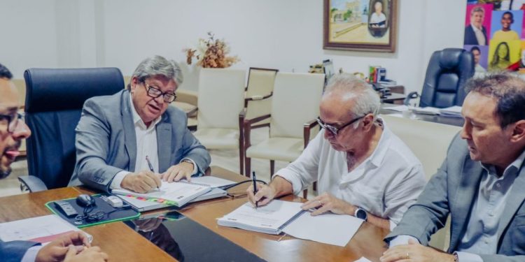 Cícero e João renovam concessão para que Cagepa opere sistema de água e esgoto da Capital por mais 30 anos