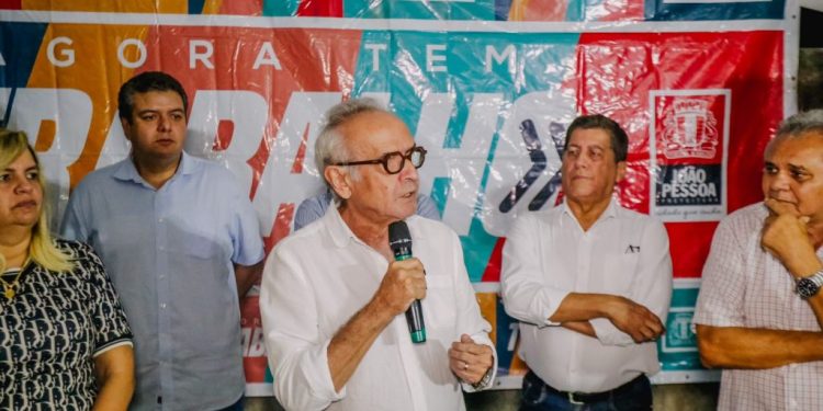 Cícero entrega pavimentação de ruas no Colibris, que já conta com iluminação em LED