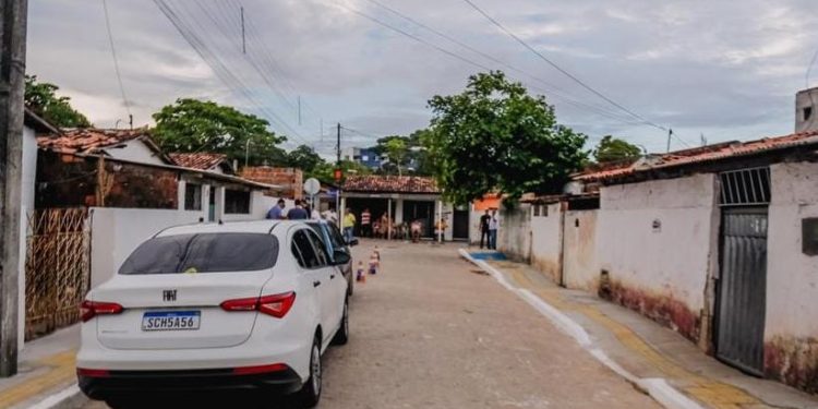 Cícero Lucena entrega pavimentação de cinco vias no João Paulo II