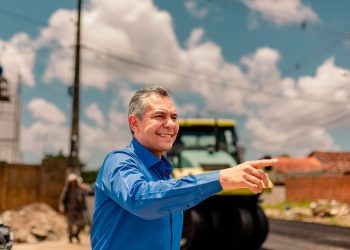 Emerson Panta visita obras de asfaltamento da Avenida Conde