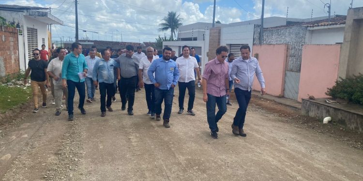 Codevasf implanta mais de R$ 6 milhões de emendas de Veneziano em pavimentações em Pedras de Fogo, Alhandra e Caaporã