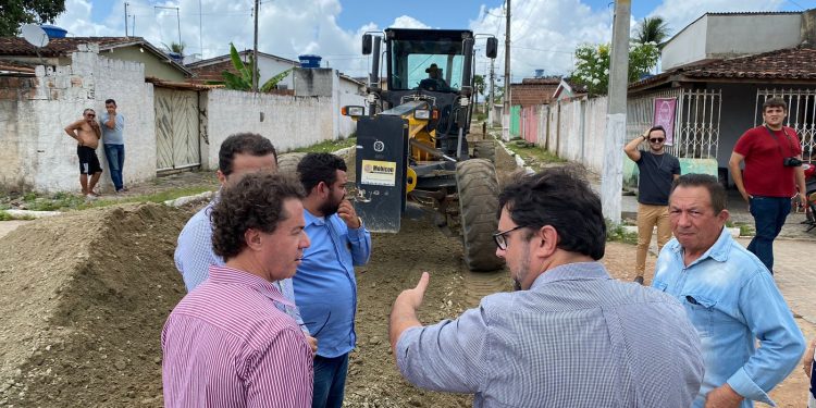 Codevasf implanta mais de R$ 6 milhões de emendas de Veneziano em pavimentações em Pedras de Fogo, Alhandra e Caaporã