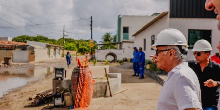 Cícero acompanha obras de drenagem que vão resolver alagamentos em pontos críticos
