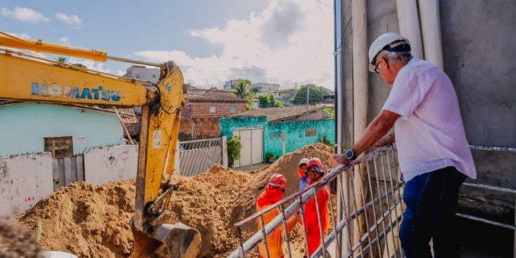 Cícero acompanha obras de drenagem que vão resolver alagamentos em pontos críticos