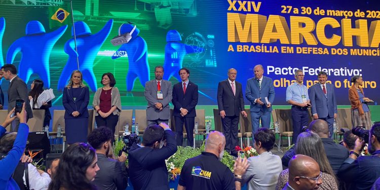 Veneziano participa da abertura da Marcha dos Prefeitos