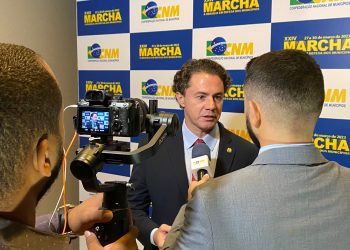 Veneziano participa da abertura da Marcha dos Prefeitos