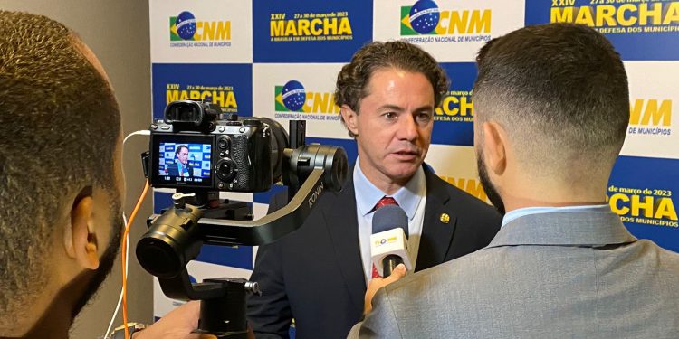 Veneziano participa da abertura da Marcha dos Prefeitos