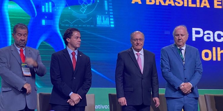 Veneziano participa da abertura da Marcha dos Prefeitos
