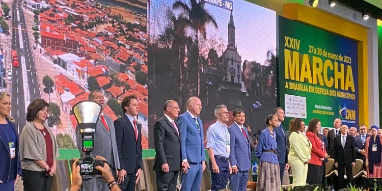 Veneziano participa da abertura da Marcha dos Prefeitos
