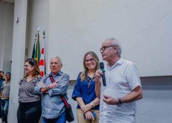 Cícero entrega mais de 100 kits de material esportivo para escolas da Rede Municipal