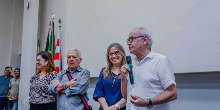 Cícero entrega mais de 100 kits de material esportivo para escolas da Rede Municipal