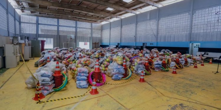 Cícero entrega mais de 100 kits de material esportivo para escolas da Rede Municipal