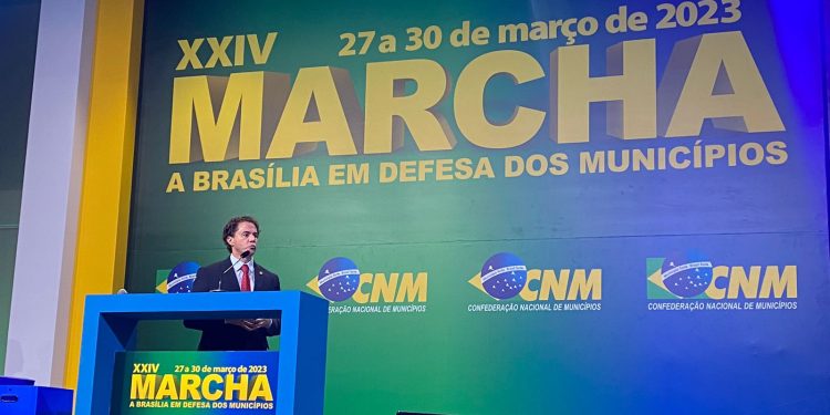Veneziano representa Senado na abertura da XXIV Marcha dos Prefeitos e destaca comprometimento com pauta municipalista