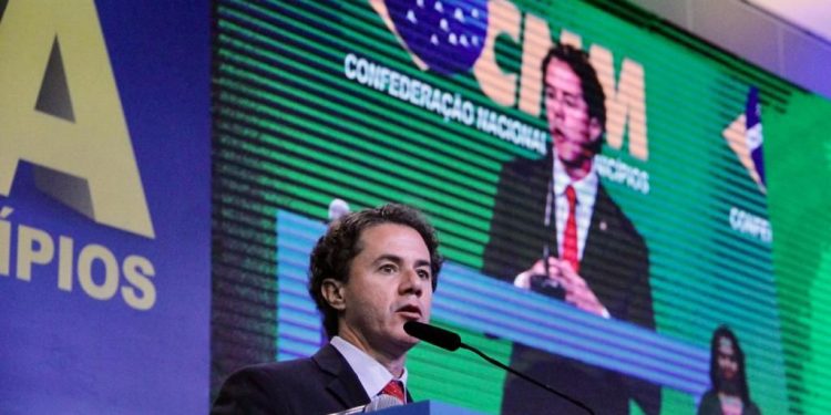 Veneziano representa Senado na abertura da XXIV Marcha dos Prefeitos e destaca comprometimento com pauta municipalista