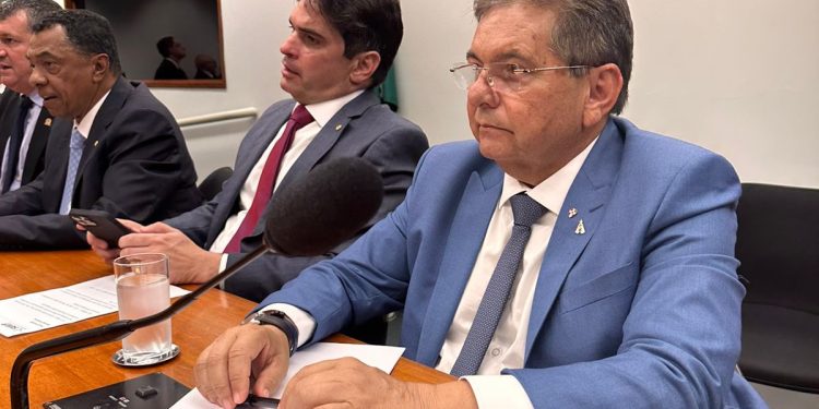 Em marcha com prefeitos em Brasília, Adriano destaca criação da Frente Parlamentar em Defesa do municipalismo na ALPB