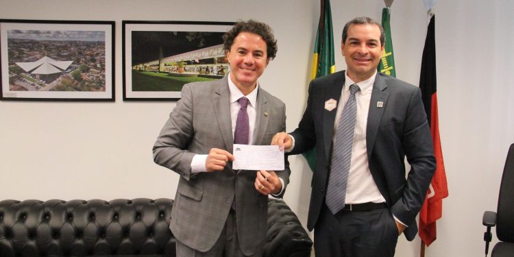 Prefeito de Baía da Traição assina ficha de filiação ao MDB