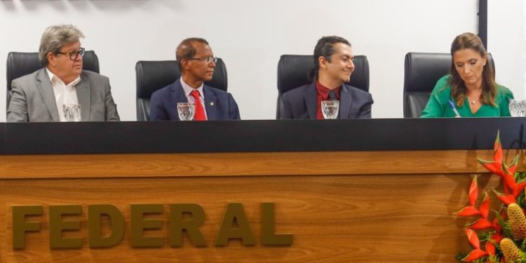 João prestigia posse da nova superintendente regional da Polícia Federal