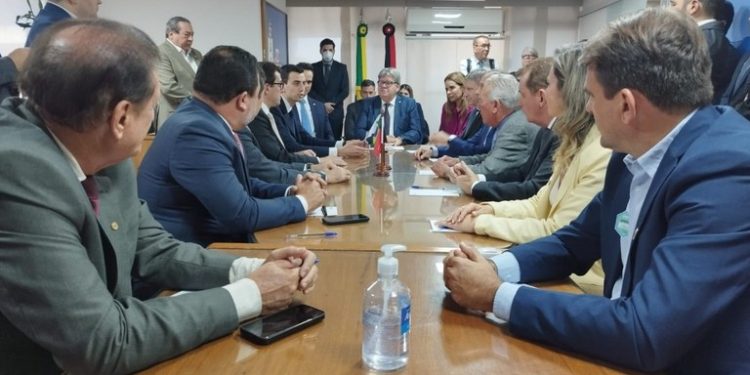João anuncia primeiro voo para Cajazeiras e novos voos para Campina Grande