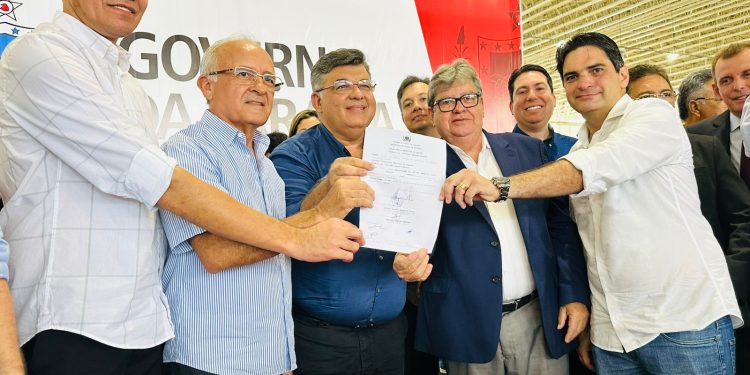 Murilo Galdino participa da entrega de ônibus escolares do Governo do Estado